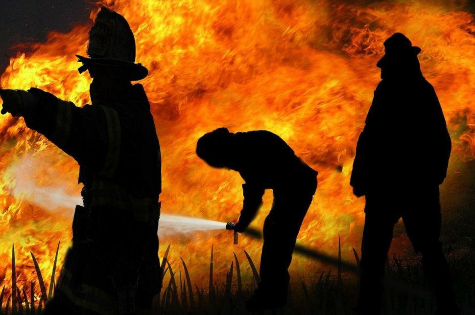 Un bărbat din Suceava a incendiat două case recitând pasaje din Biblie