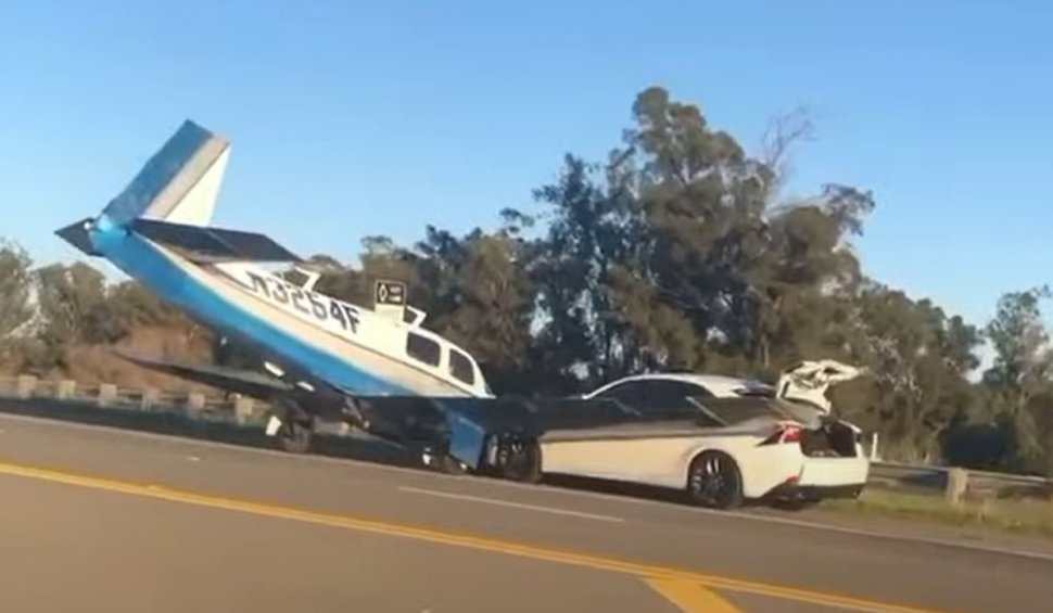 Momentul când un avion de mici dimensiuni loveşte o maşină pe o autostradă în SUA