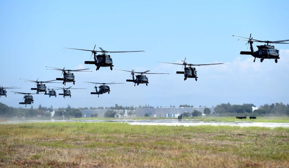 Zeci de elicoptere americane Black Hawk ajung în România: "Este posibil ca localnicii să vadă o formaţie amplă de elicoptere"