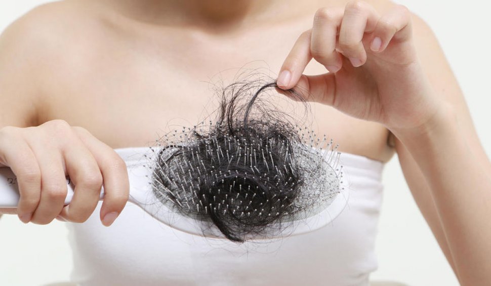 O femeie și-a pierdut părul după ce s-a infectat cu COVID-19. “A căzut în grămezi mari, a fost îngrozitor!”