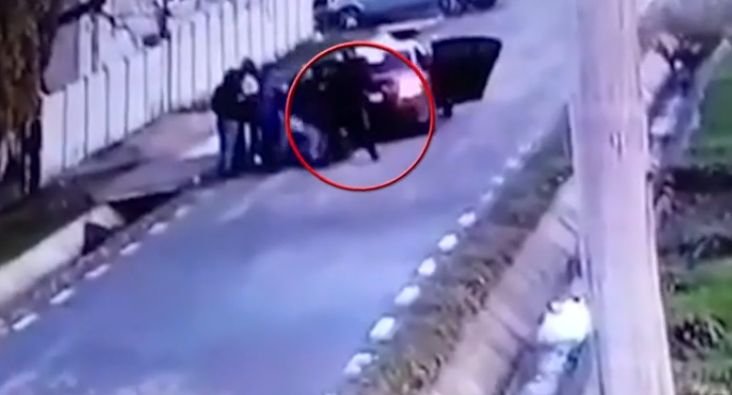 O femeie a fost luată de pe stradă și băgată cu forța în mașină, în plină zi, în București. Poliția îi caută pe răpitori