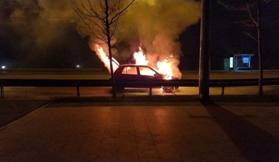 Imaginile momentului: o mașină a luat foc pe un bulevard din București!