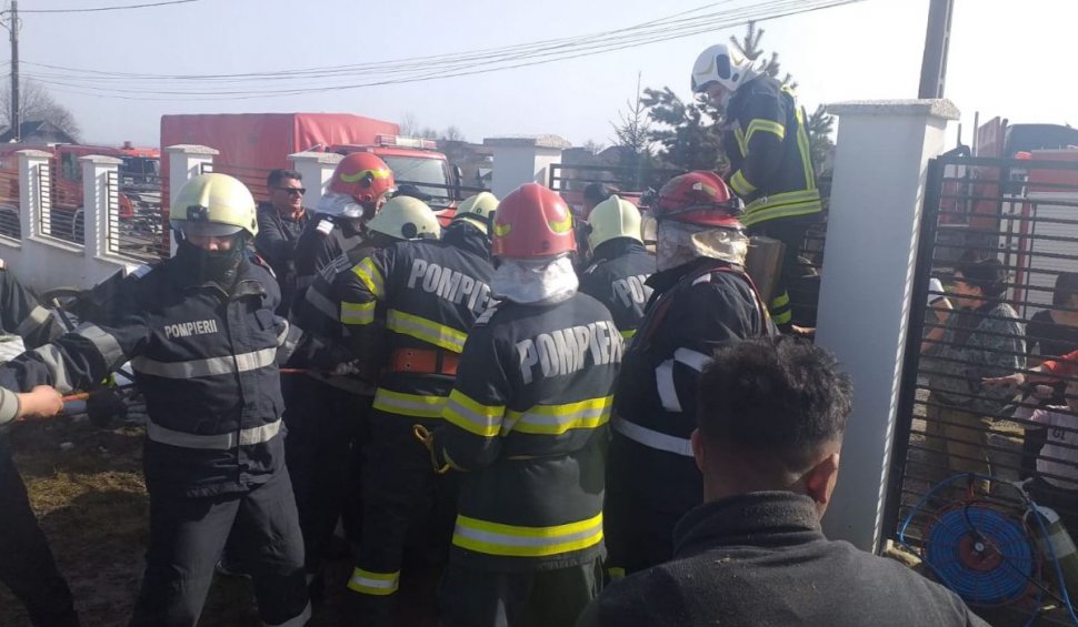 Un bărbat de 88 de ani a căzut într-o fântână adâncă, în Suceava. Ce au făcut pompierii pentru a-l salva este aproape incredibil