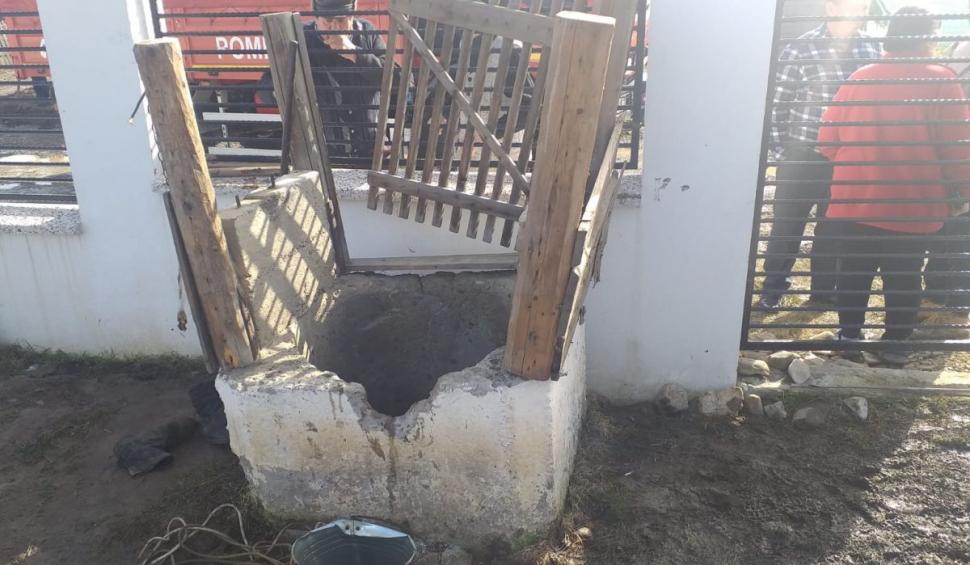 Un bărbat de 88 de ani a căzut într-o fântână adâncă, în Suceava. Ce au făcut pompierii pentru a-l salva este aproape incredibil 696569