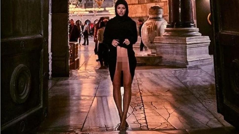 Un model belgian riscă ani grei de închisoare după ce a pozat nud în mai multe locuri sfinte 696540