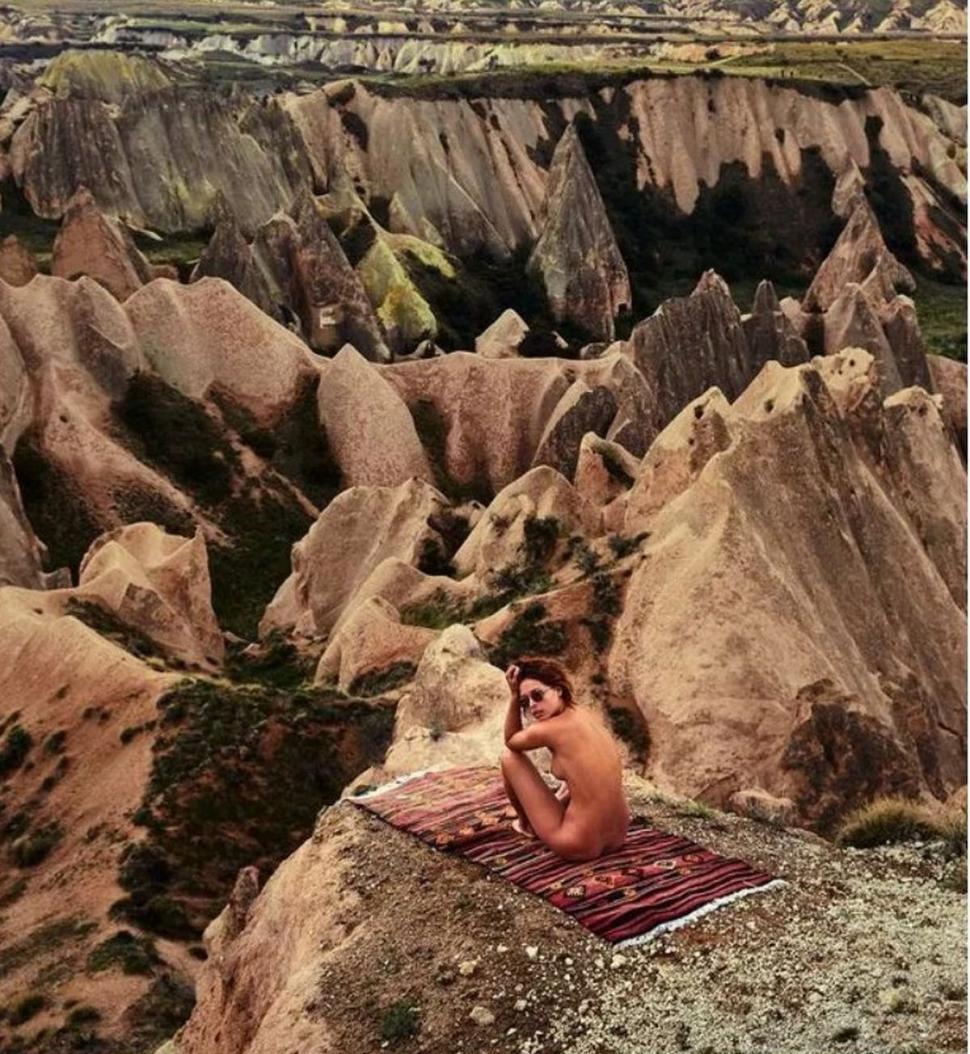 Un model belgian riscă ani grei de închisoare după ce a pozat nud în mai multe locuri sfinte 696545