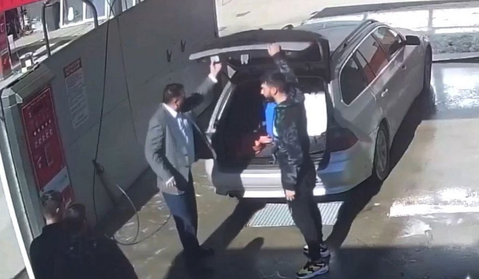 "Bombardieri" cu BMW, filmaţi când fură detergent de la o spălătorie auto din Bascov