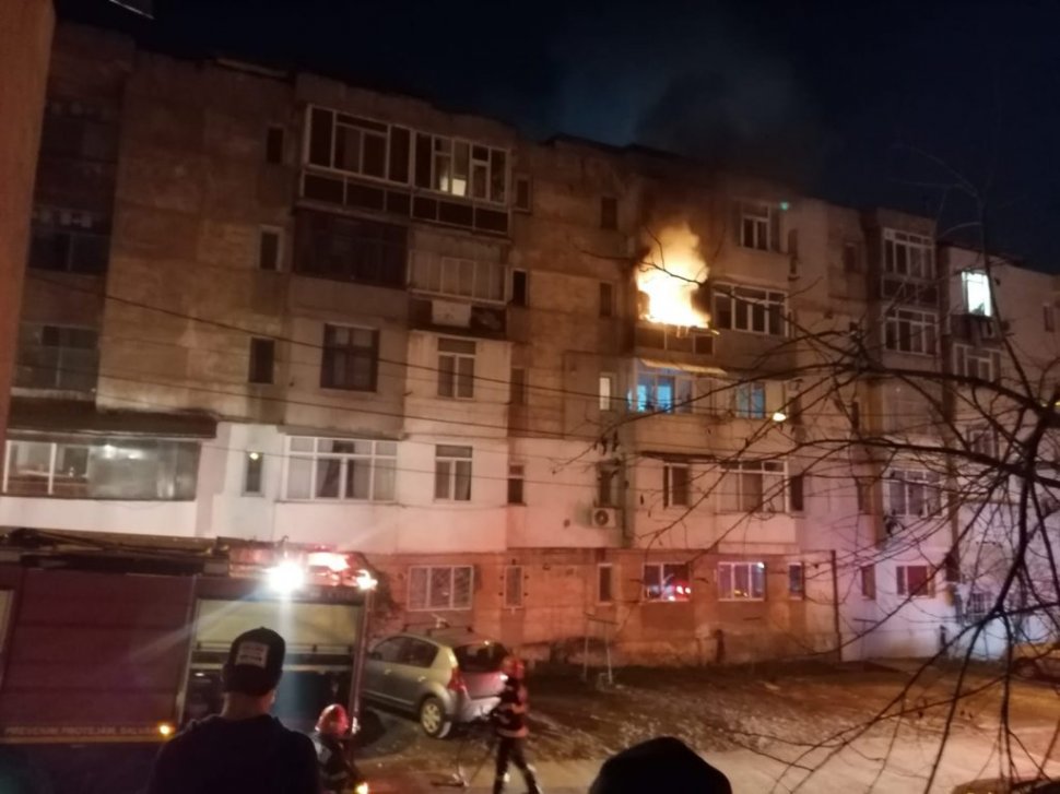 Incendiu într-un bloc de locuințe din Tulcea. Locatarii s-au autoevacuat!  