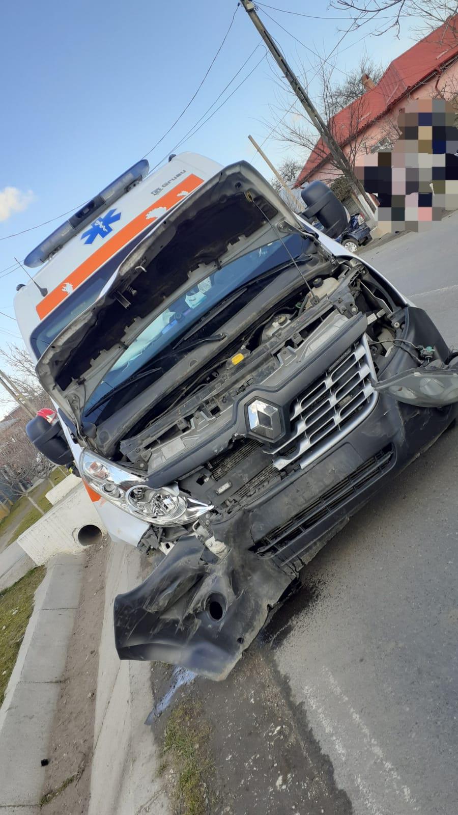 O ambulanță cu pacient, implicată în accident în Teleorman 696921