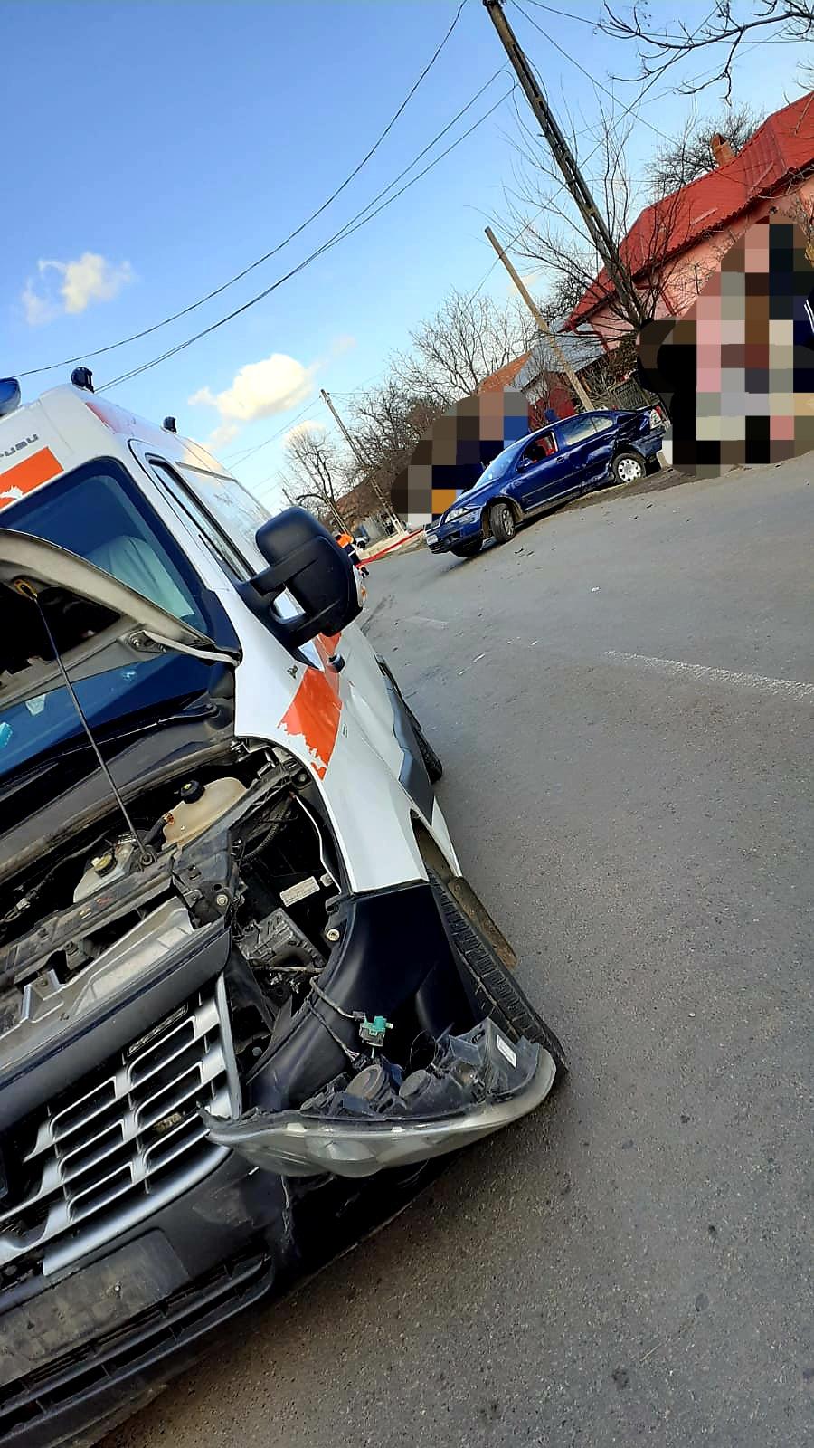 O ambulanță cu pacient, implicată în accident în Teleorman 696922