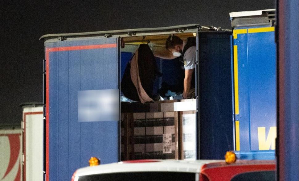Copii găsiți înfometaţi într-un TIR românesc, în Germania 696863