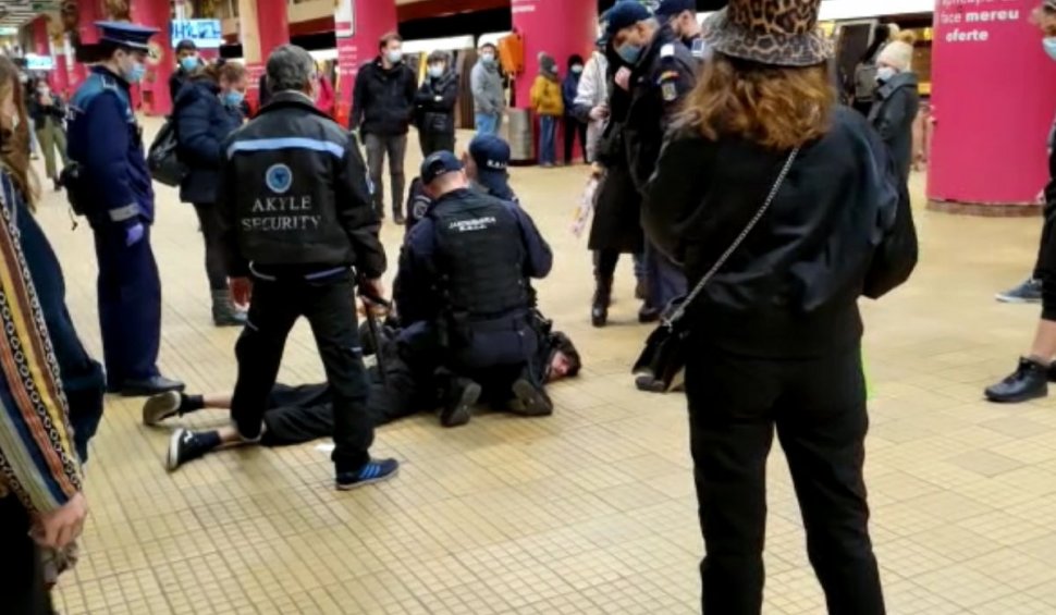 Scandal în staţia de metrou Unirii, după ce un tânăr a refuzat să îşi pună masca şi a sărit la bătaie