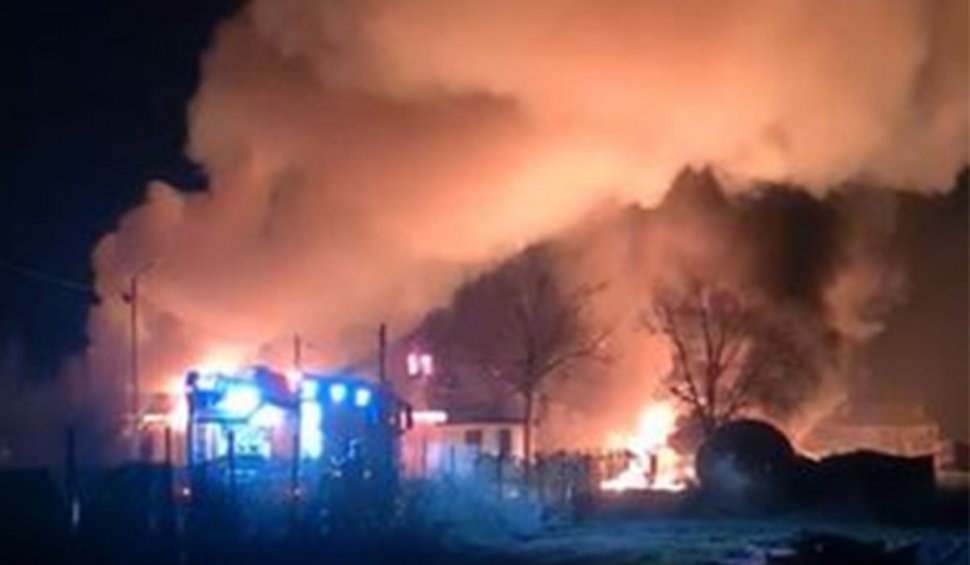 Incendiu violent la o fabrică de produse din țiței din Prahova. Două persoane au arsuri grave, mai multe mașini au luat foc