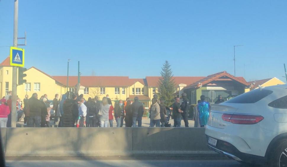 Ameninţare cu bombă la Şcoala Americană din Bucureşti. Copiii au ieșit din clădire acoperiți cu folii de supraviețuire