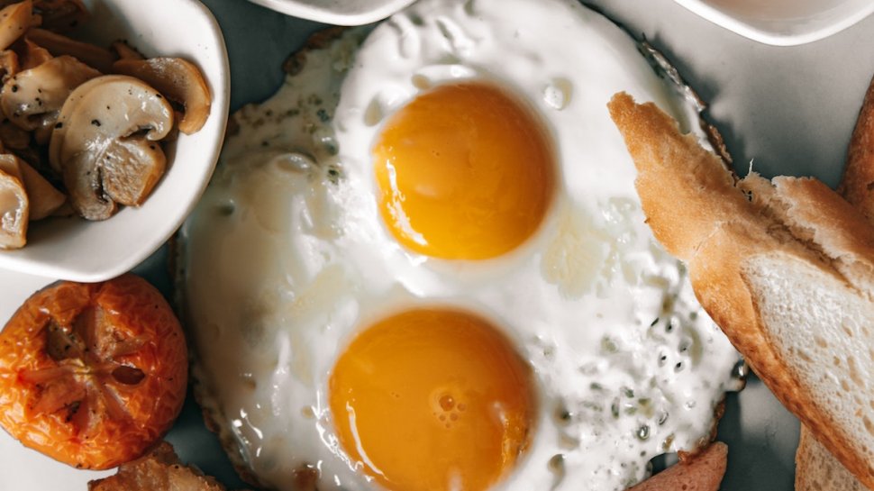 Cât de mult colesterol este într-un ou și cât contează de fapt dieta când avem colesterolul crescut