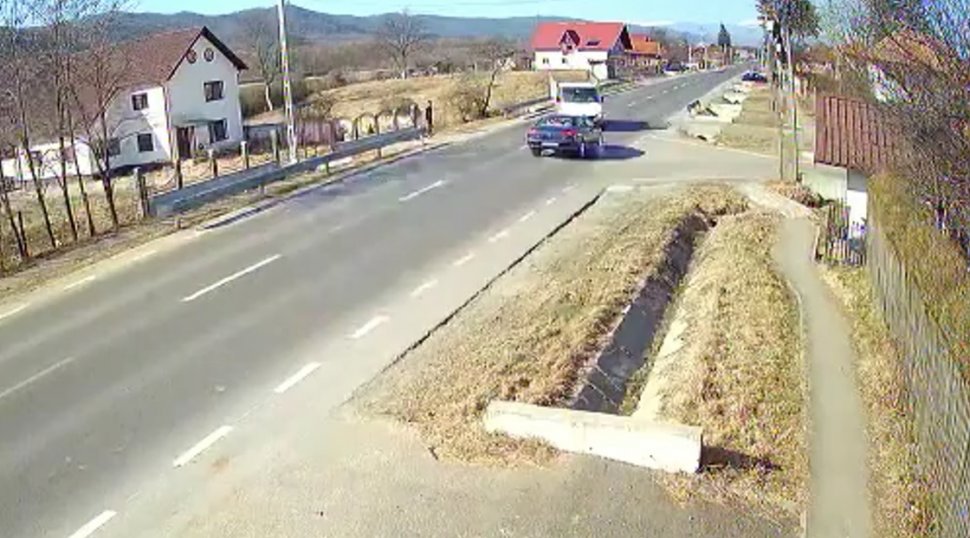 Accident grav surprins de camerele de supraveghere între Pitești și Câmpulung Muscel. Un copil de 9 ani, dus de urgență la spital - VIDEO