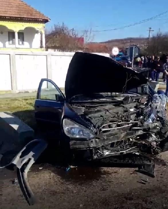 Accident grav surprins de camerele de supraveghere între Pitești și Câmpulung Muscel. Un copil de 9 ani, dus de urgență la spital - VIDEO 697341
