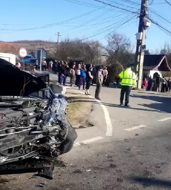 Accident grav surprins de camerele de supraveghere între Pitești și Câmpulung Muscel. Un copil de 9 ani, dus de urgență la spital - VIDEO 697342