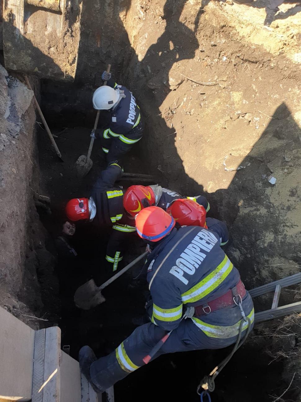 Incident tragic la Vaslui! Tânăr de 25 de ani, strivit de un mal de pământ sub ochii tatălui său 697248