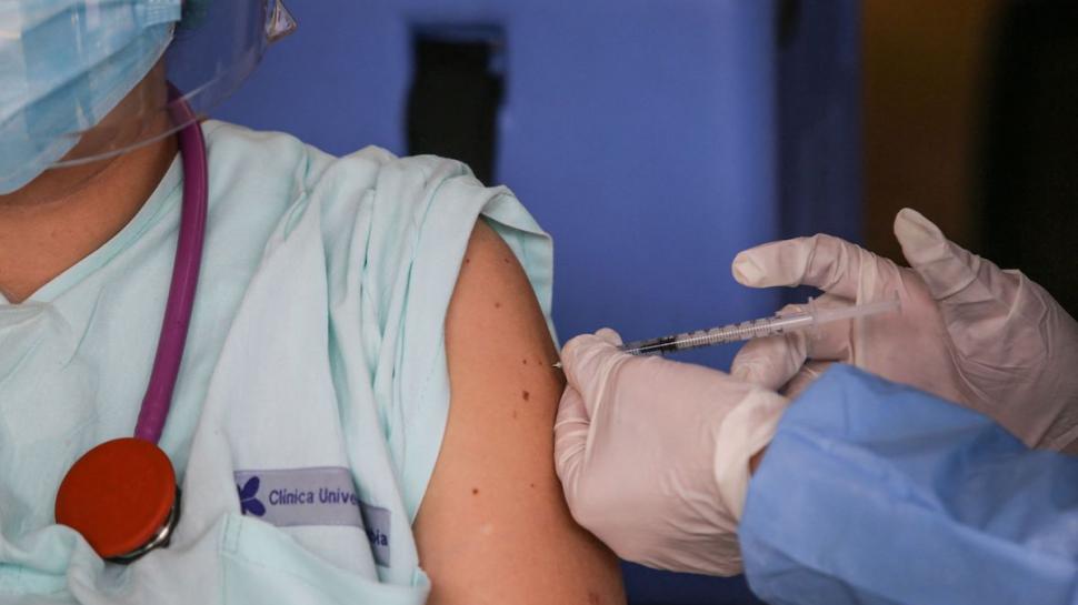 Medic din Timişoara infectat cu COVID la o lună după doza de rapel de la Pfizer