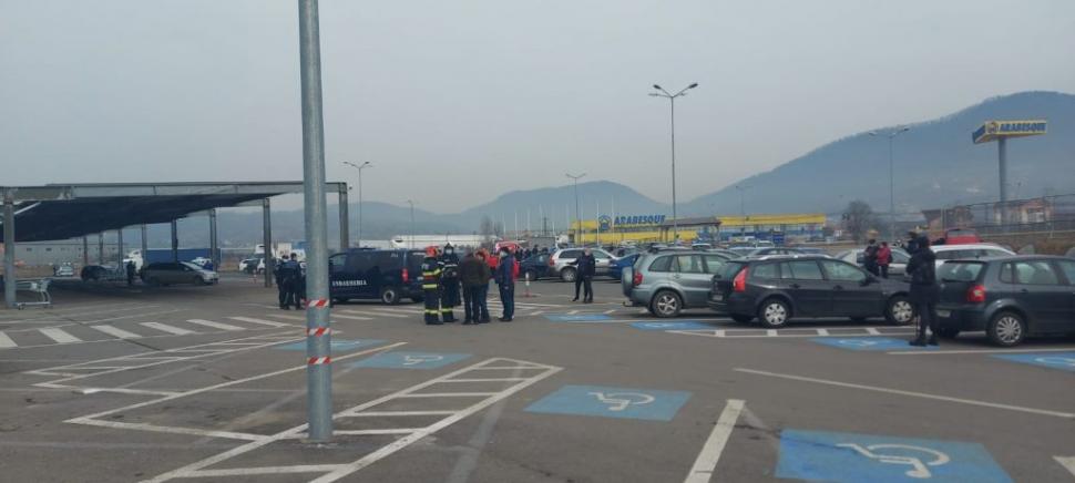 Alertă la un magazin Metro. Zeci de oameni, evacuați! 697428