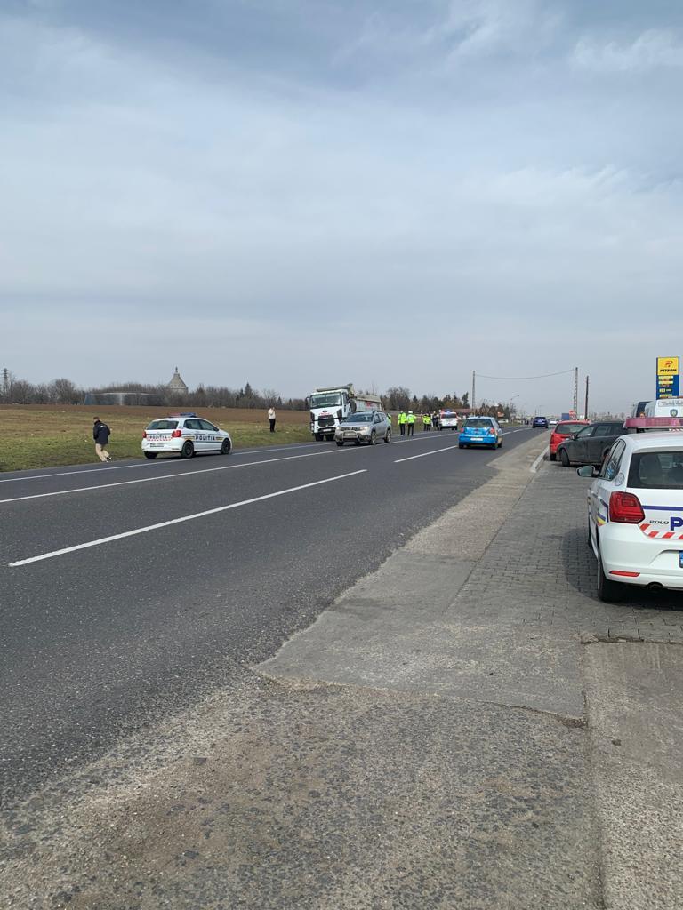 Un bărbat a murit în timp ce se afla pe o terasă, lovit de roata ruptă a unui camion 697597
