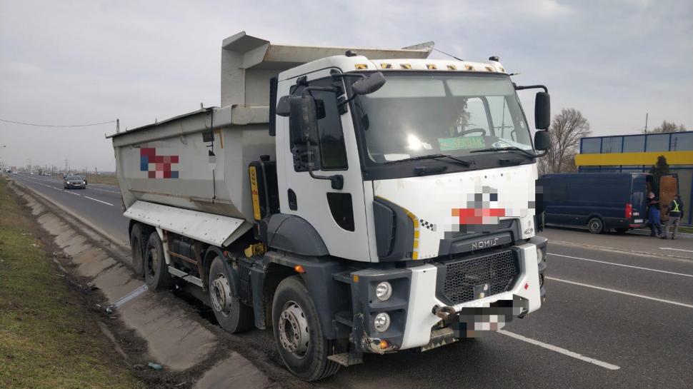 Un bărbat a murit în timp ce se afla pe o terasă, lovit de roata ruptă a unui camion 697598