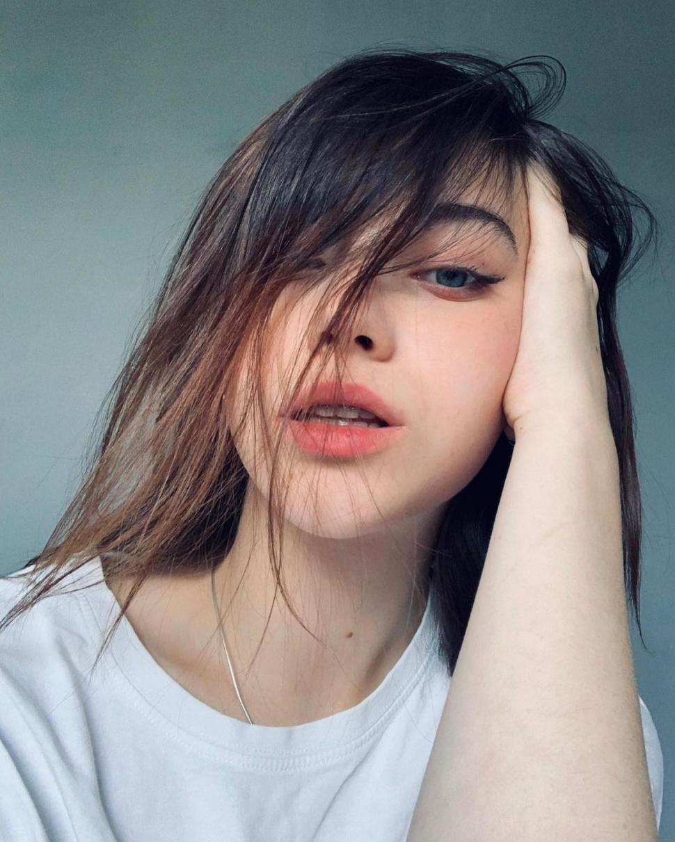 Bătută cu coada de mătură și abuzată de iubit, Roxen, reprezentanta României la Eurovision 2021, a făcut public calvarul prin care a trecut 697600