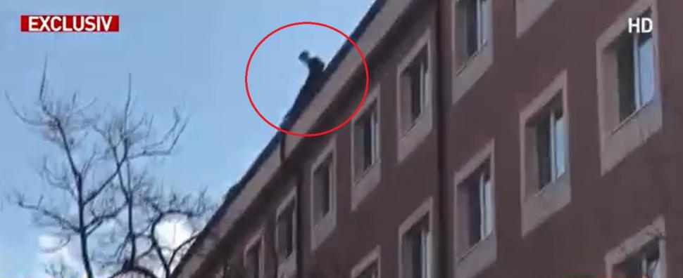 A murit studentul care se aruncase de pe acoperișul unui cămin din București 697595