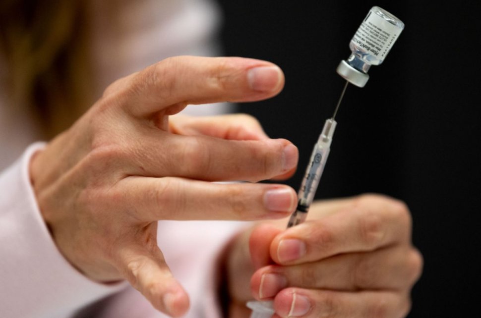 Cel mai tânăr român care se vaccinează anti-COVID: un adolescent de 16 ani din Ploiești