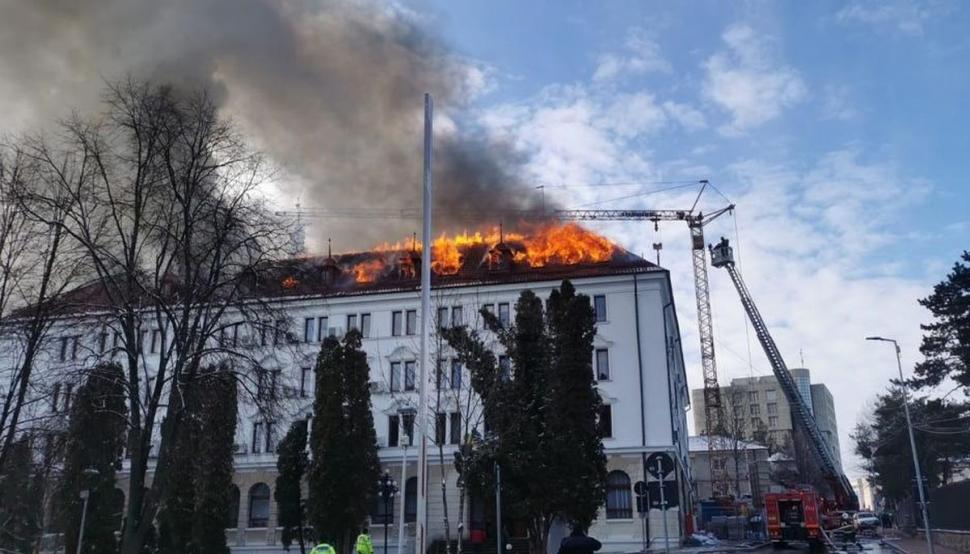 Incendiu puternic la Prefectura Suceava! Pompierii intervin cu 18 mașini de stingere 697709