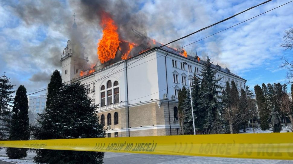 Incendiu puternic la Prefectura Suceava! Pompierii intervin cu 18 mașini de stingere