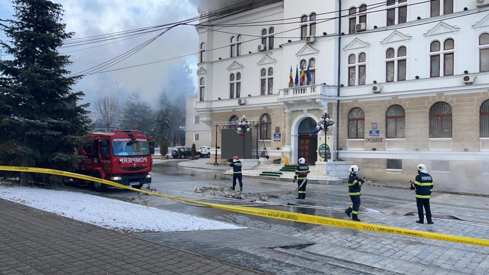 Incendiu puternic la Prefectura Suceava! Pompierii intervin cu 18 mașini de stingere 697714