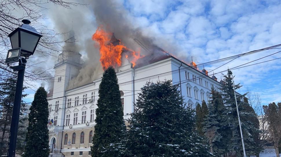 Incendiu puternic la Prefectura Suceava! Pompierii intervin cu 18 mașini de stingere 697715