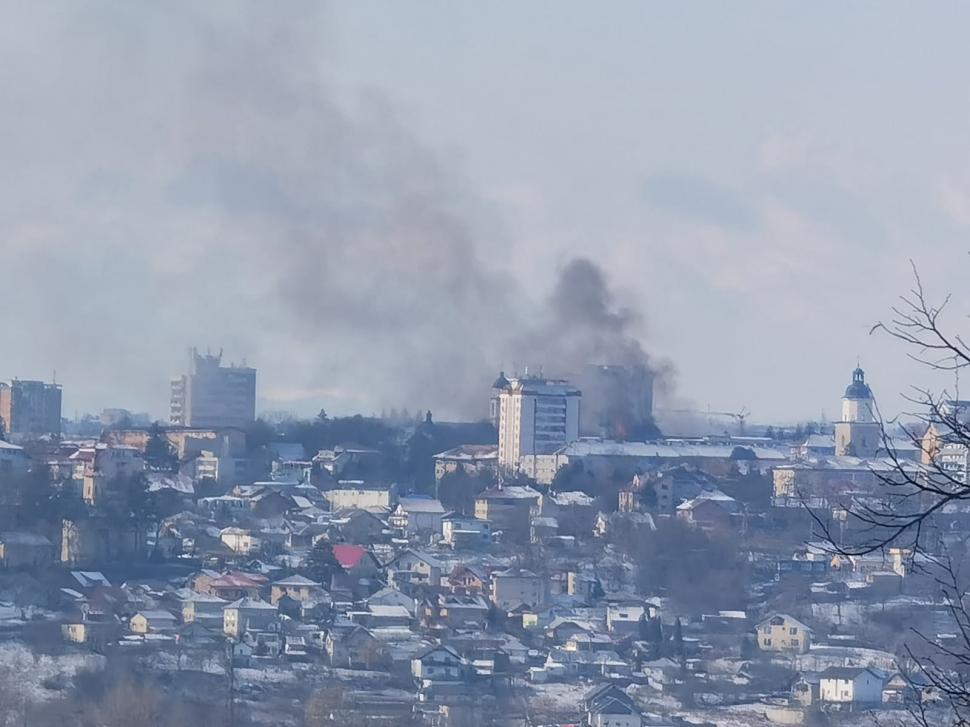 Incendiu puternic la Prefectura Suceava! Pompierii intervin cu 18 mașini de stingere 697716