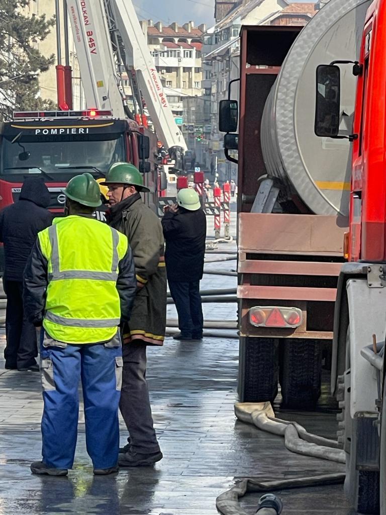 Incendiu puternic la Prefectura Suceava! Pompierii intervin cu 18 mașini de stingere 697728