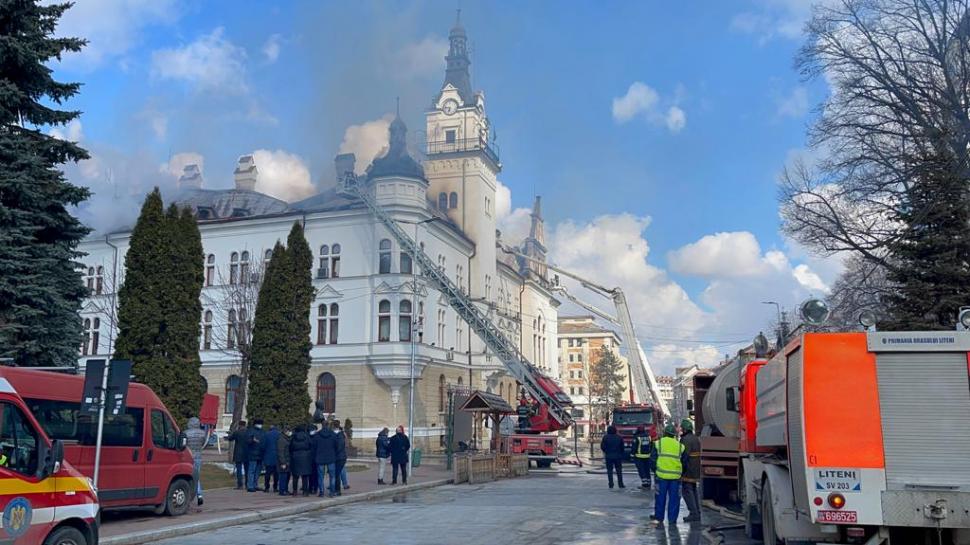 Incendiu puternic la Prefectura Suceava! Pompierii intervin cu 18 mașini de stingere 697729