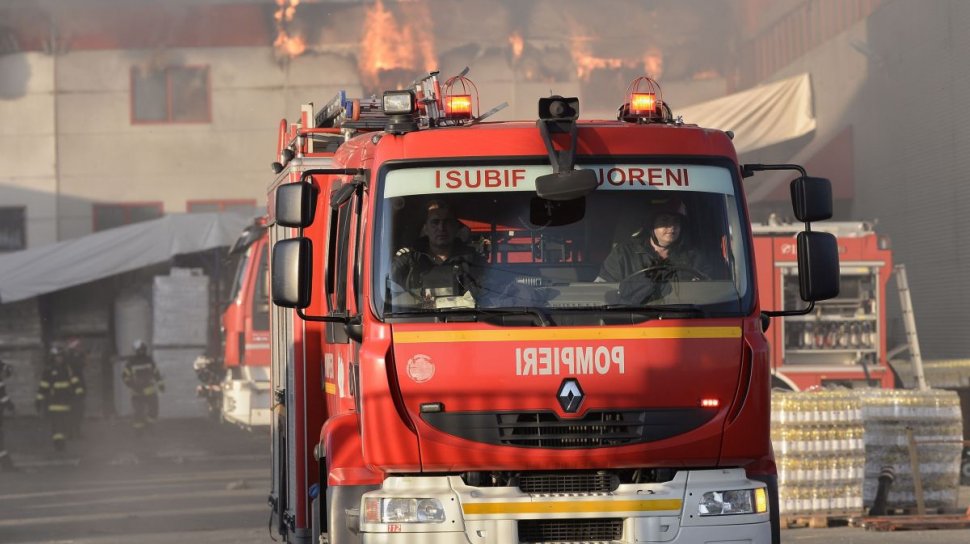 Pompierii din Galaţi, în alertă din cauza a trei incendii provocate intenţionat! Patru oameni au fost intoxicaţi cu fum