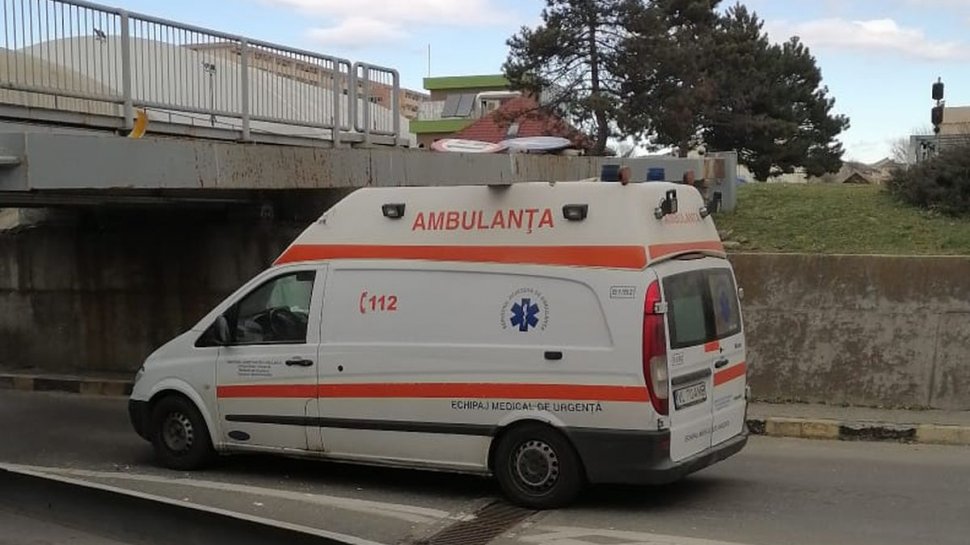 O ambulanţă a rămas blocată sub un pasaj rutier din Vâlcea