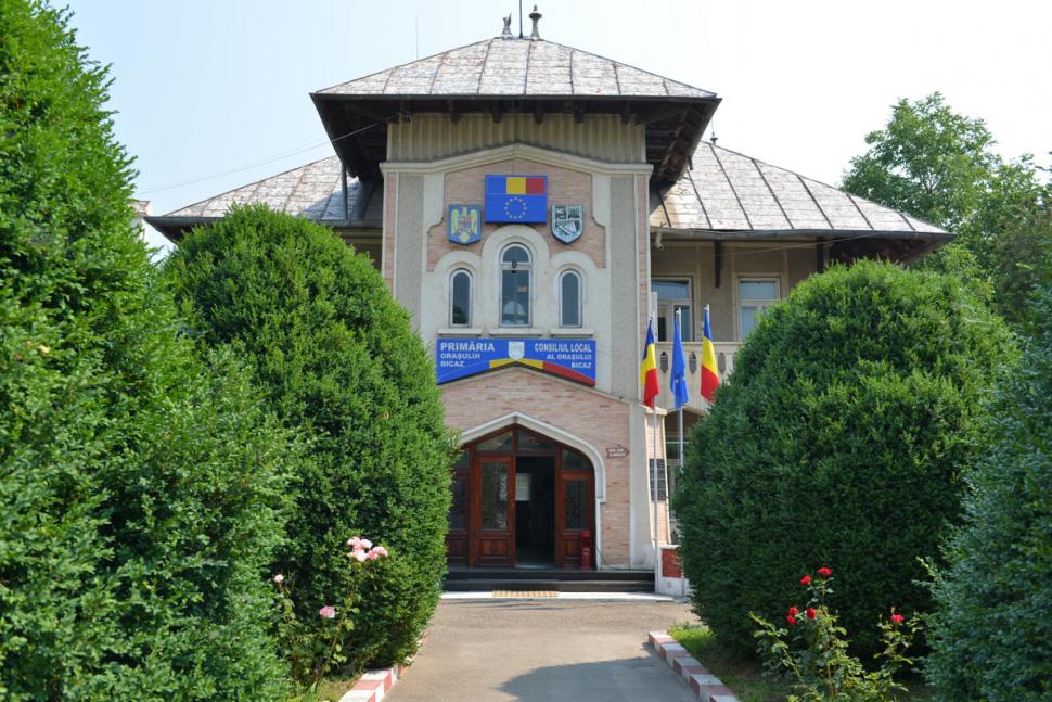 Primăria Bicaz a construit o rampă pentru persoane cu handicap care duce direct în zid 698127