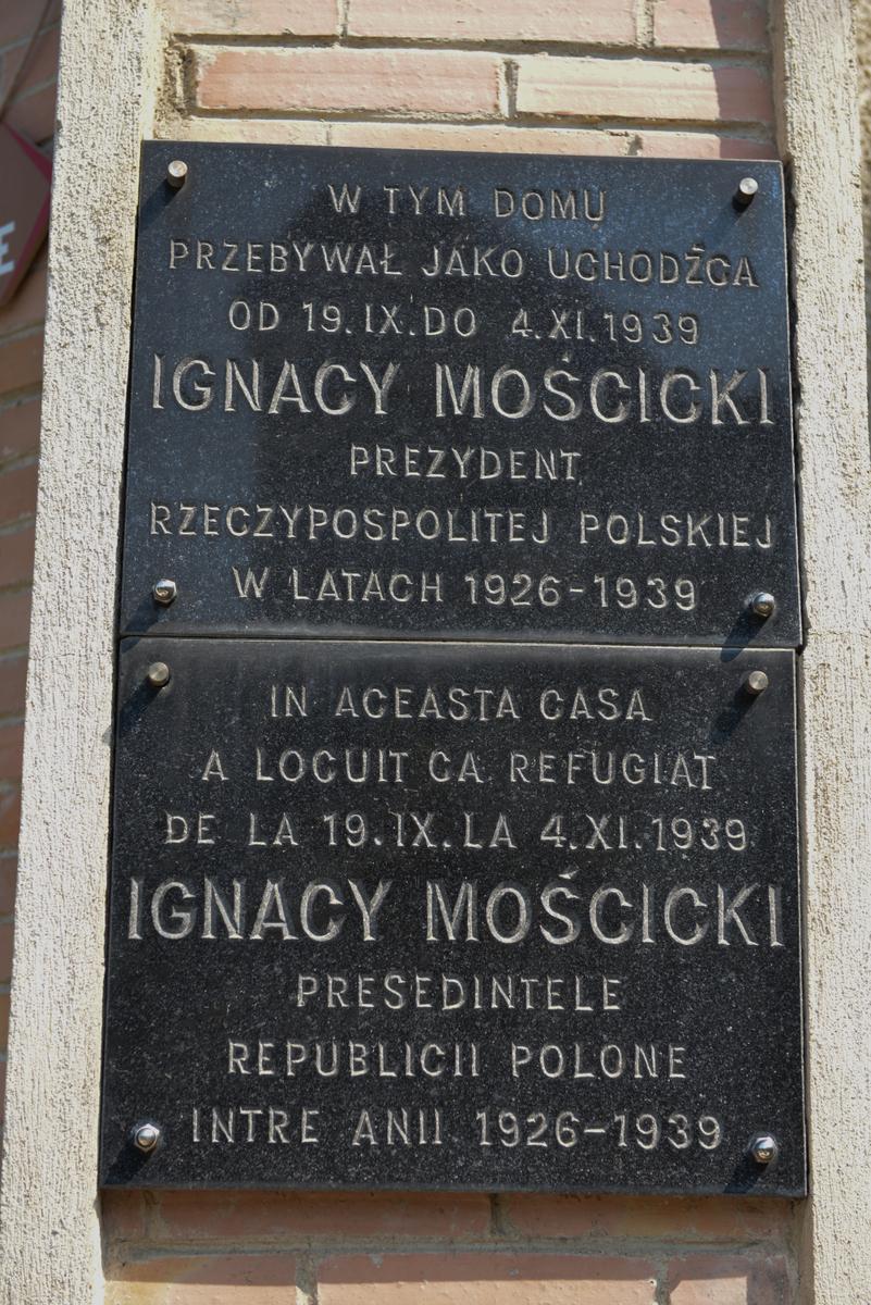 Primăria Bicaz a construit o rampă pentru persoane cu handicap care duce direct în zid 698128