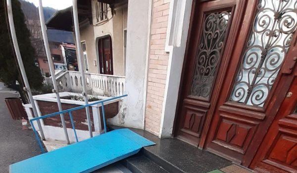 Primăria Bicaz a construit o rampă pentru persoane cu handicap care duce direct în zid 698129
