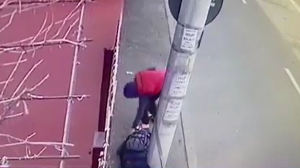 Bărbat căzut pe stradă, inconștient, jefuit de un tânăr de 20 de ani din Capitală