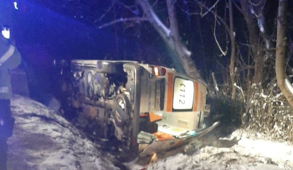O ambulanță care transporta o femeie gravidă s-a răsturnat pe un drum înzăpezit în Dâmbovița