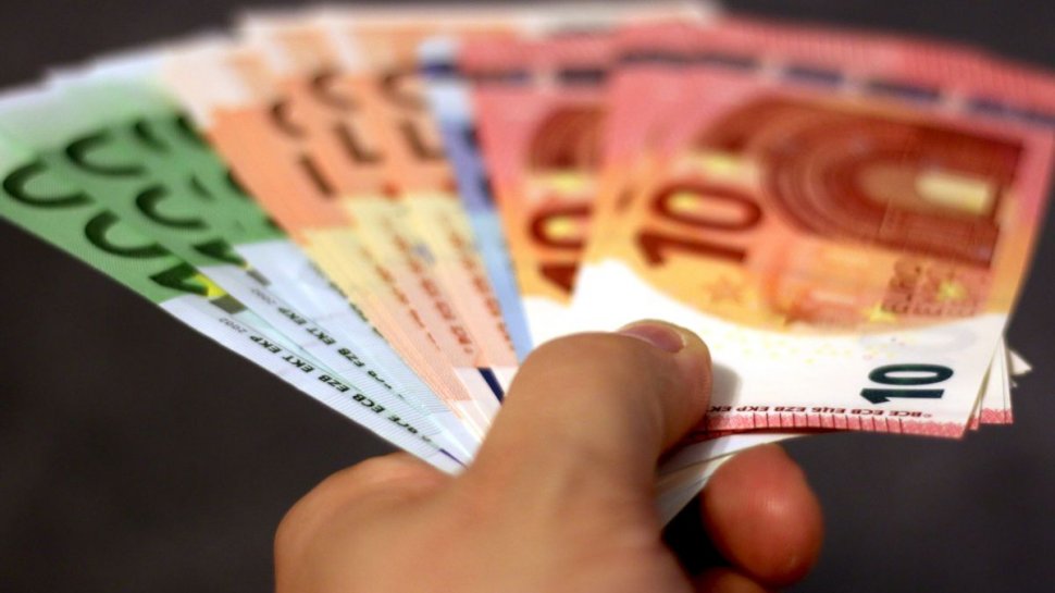 Euro a atins, miercuri, al șașelea maxim istoric consecutiv