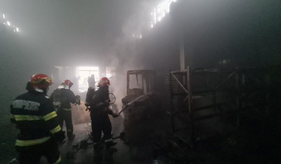 Incendiu la o hală din Prahova. În interior sunt depozitate materiale inflamabile