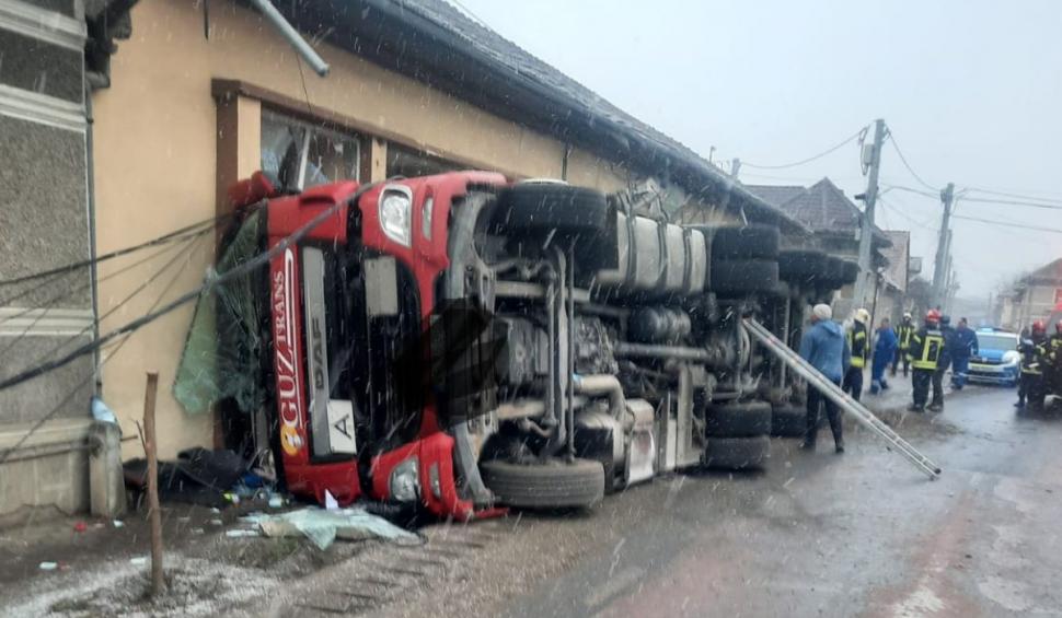 O cisternă s-a răsturnat şi a intrat într-o casă. Şoferul era băut. Trafic restricţionat pe DN 1