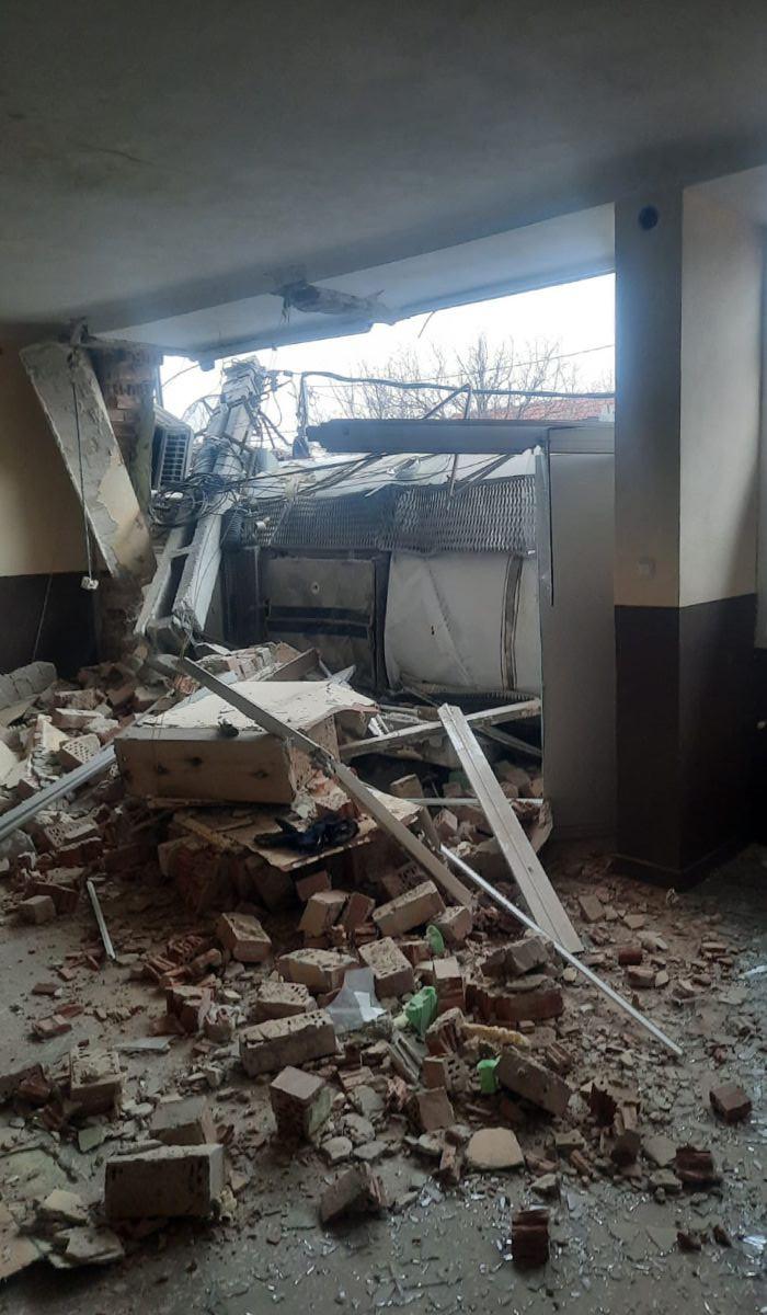 O cisternă s-a răsturnat şi a intrat într-o casă. Şoferul era băut. Trafic restricţionat pe DN 1 698167