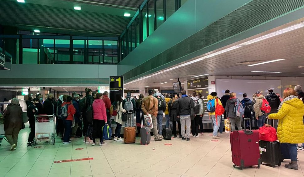 Cozi de zeci de persoane pe Otopeni. Oficialii aeroportului au deschis doar o bandă de bagaje unde s-a îngrămădit toată lumea