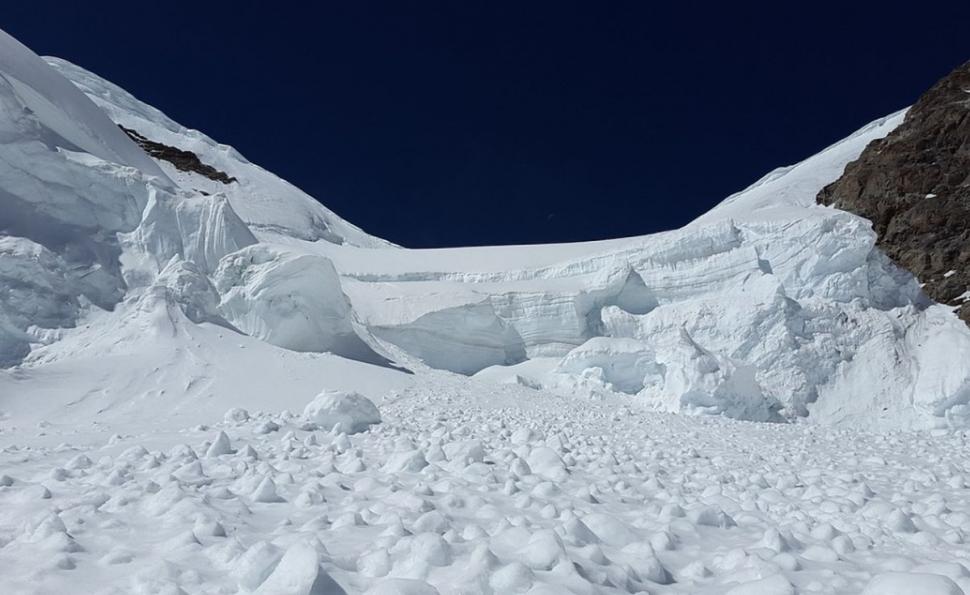 Risc major de avalanşă în munţii Bucegi. Ninsoarea nu s-a oprit de două zile!